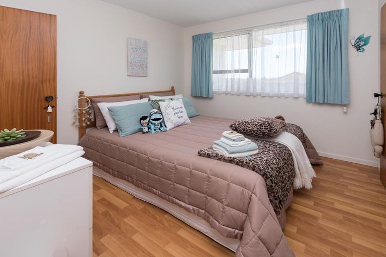 Photo of property in 14 Gwenand Place, Botany Downs, Auckland, 2010