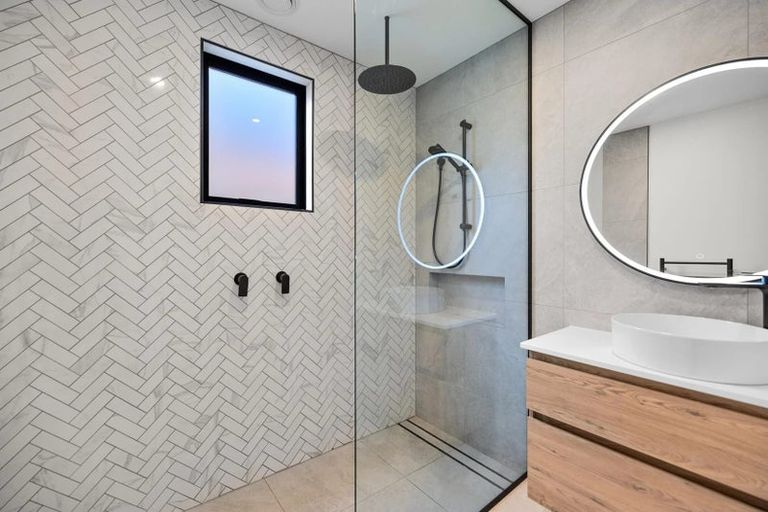 Photo of property in 35 Cheviot Street, Jacks Point, 9371