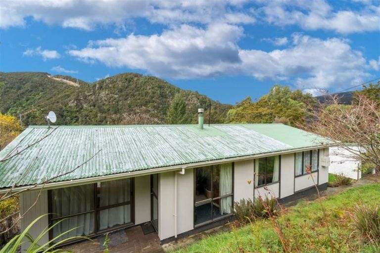 Photo of property in 67 Village Loop Road, Waipori Falls, Outram, 9073