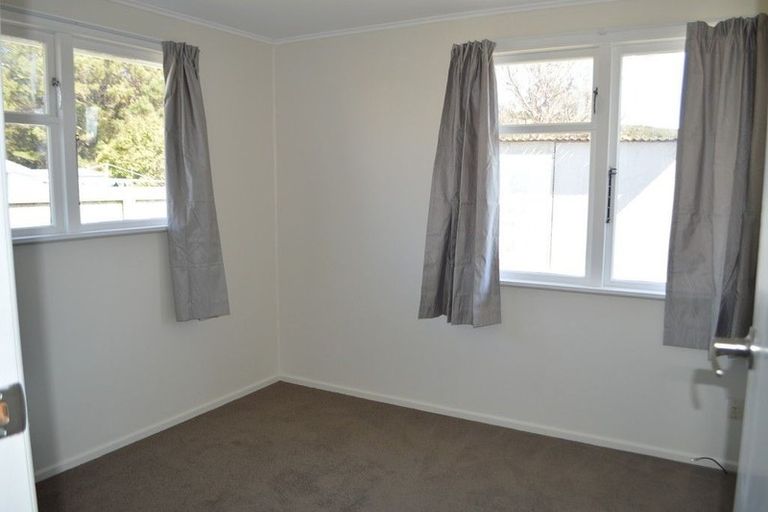 Photo of property in 100 Sievers Grove, Cannons Creek, Porirua, 5024
