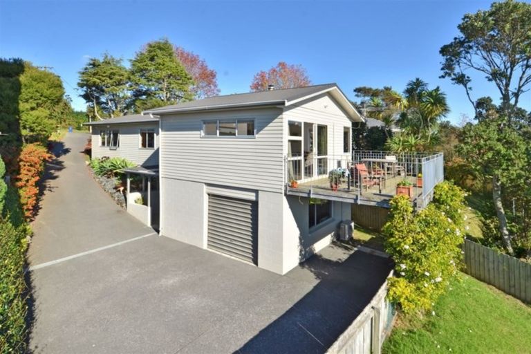 Photo of property in 11 Valley View Road, Glenfield, Auckland, 0629