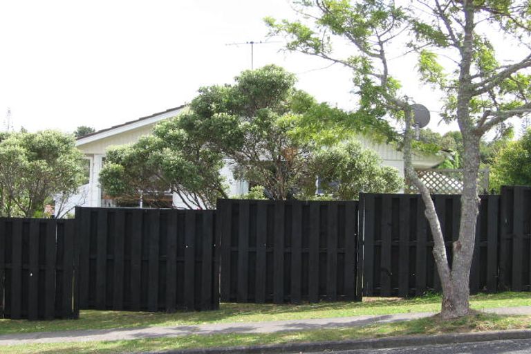 Photo of property in 1/84 Weatherly Road, Torbay, Auckland, 0630