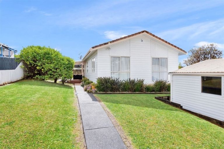 Photo of property in 13 Broadfield Street, Massey, Auckland, 0614