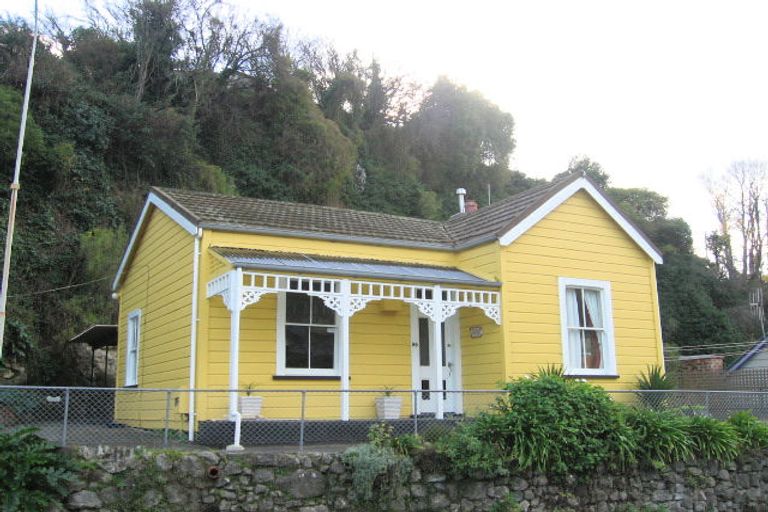 Photo of property in 98 Milton Road, Bluff Hill, Napier, 4110