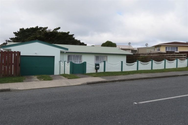 Photo of property in 48 Baylands Drive, Newlands, Wellington, 6037