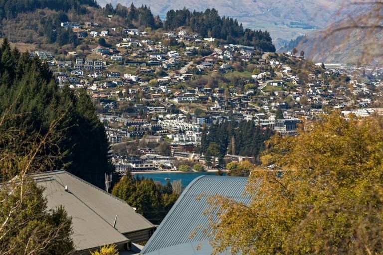 Photo of property in 16 Avalon Crescent, Fernhill, Queenstown, 9300