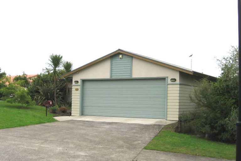 Photo of property in 13 Cinnabar Place, Westgate, Auckland, 0614