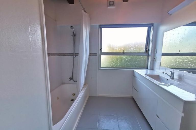 Photo of property in 2/59a Knights Road, Rothesay Bay, Auckland, 0630