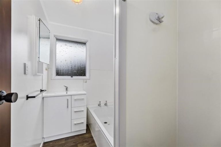 Photo of property in 16 Foyle Place, Glendene, Auckland, 0602