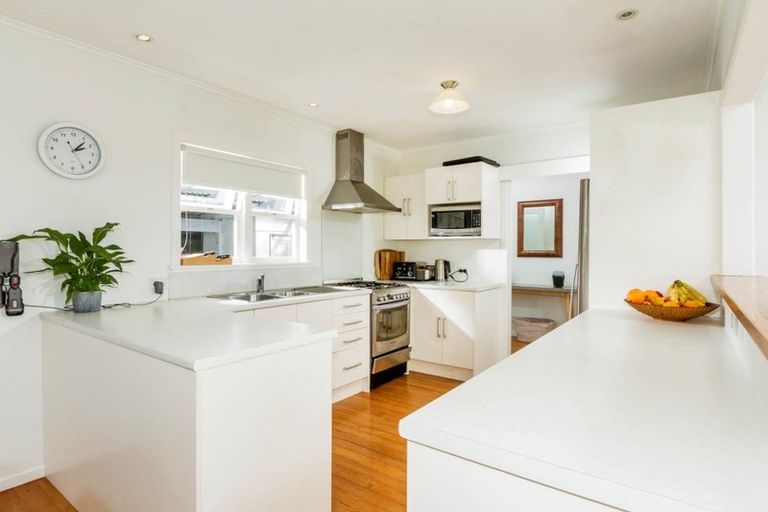 Photo of property in 2/30 Beechwood Road, Rothesay Bay, Auckland, 0630