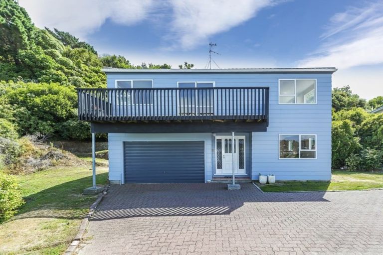 Photo of property in 1 Chequers Way, Crofton Downs, Wellington, 6035