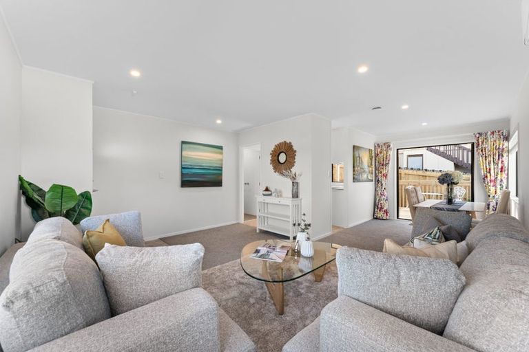 Photo of property in 1/14 Kupari Place, Totara Vale, Auckland, 0629