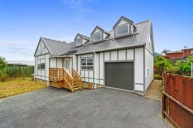 Photo of property in 10 Harding Avenue, Te Atatu South, Auckland, 0610
