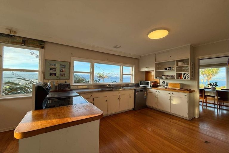 Photo of property in 17 Rakeiora Grove, Korokoro, Lower Hutt, 5012