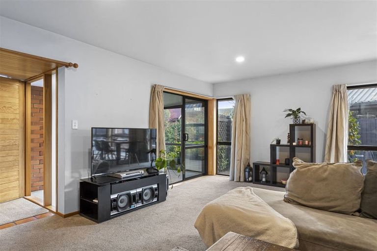 Photo of property in 2/1 Fountainhead Lane, Hillmorton, Christchurch, 8025