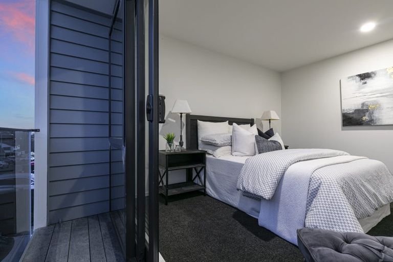 Photo of property in 2 Paparahi Place, Wainui, Silverdale, 0992