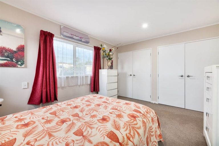 Photo of property in 2 Manatu Lane, Kelston, Auckland, 0602