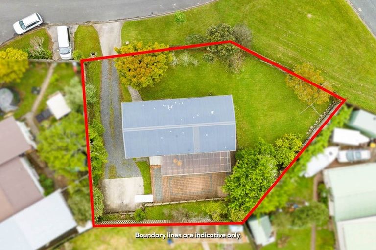 Photo of property in 2 Louise Place, West Harbour, Auckland, 0618