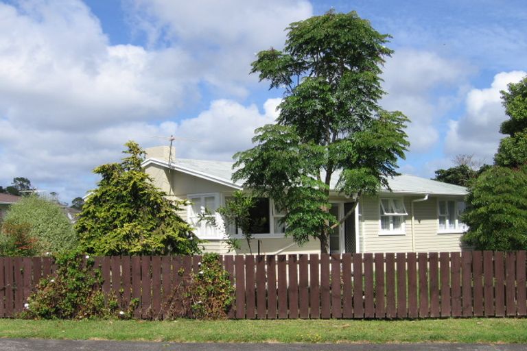 Photo of property in 8 Crocombe Crescent, Beach Haven, Auckland, 0626