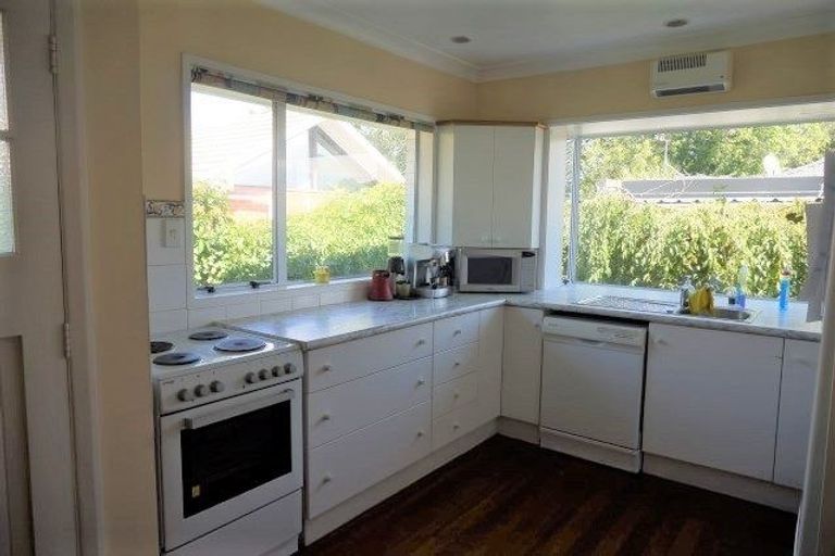 Photo of property in 215 Memorial Avenue, Burnside, Christchurch, 8053
