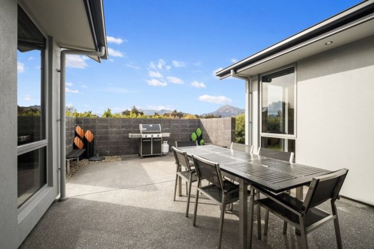 Photo of property in 1 Hardie Place, Albert Town, Wanaka, 9305