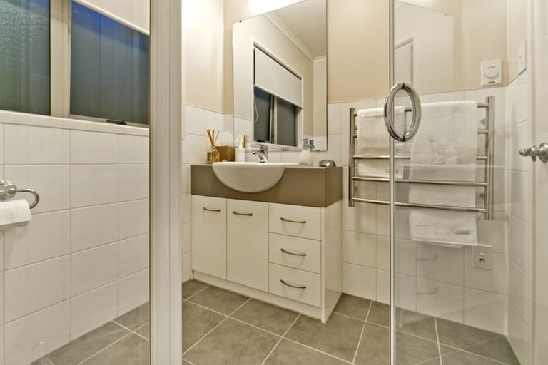 Photo of property in 8 Malin Place, Pinehill, Auckland, 0632