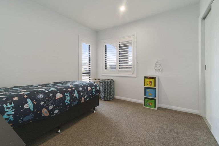 Photo of property in 22 Sir Lincoln Drive, Kumeu, 0810