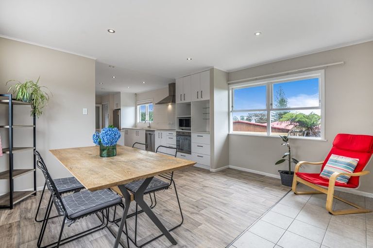 Photo of property in 6 Tauhara Street, Green Bay, Auckland, 0604