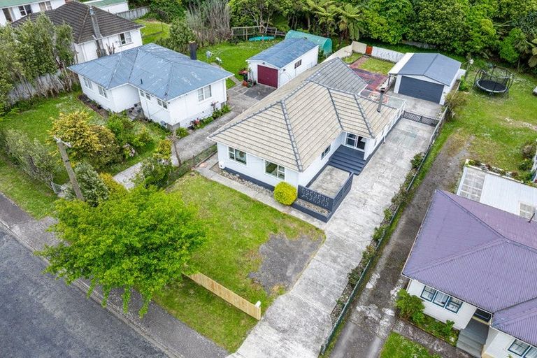 Photo of property in 52 Lees Grove, Wainuiomata, Lower Hutt, 5014