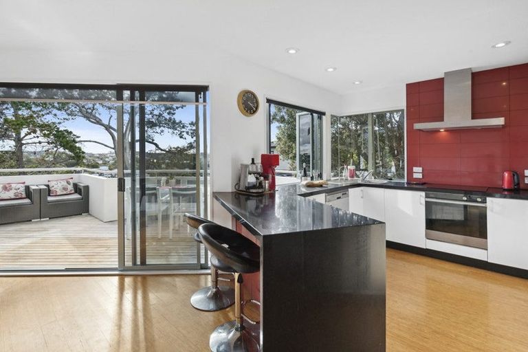 Photo of property in 2/89 Knights Road, Rothesay Bay, Auckland, 0630