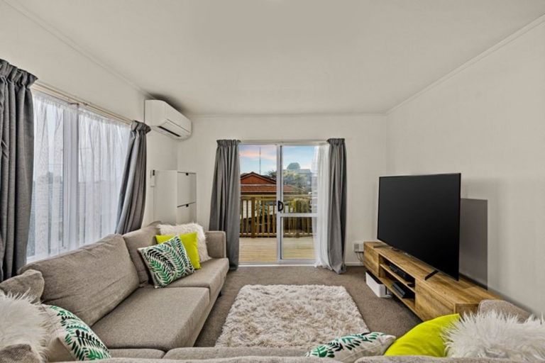 Photo of property in 26 Halloran Place, Massey, Auckland, 0614