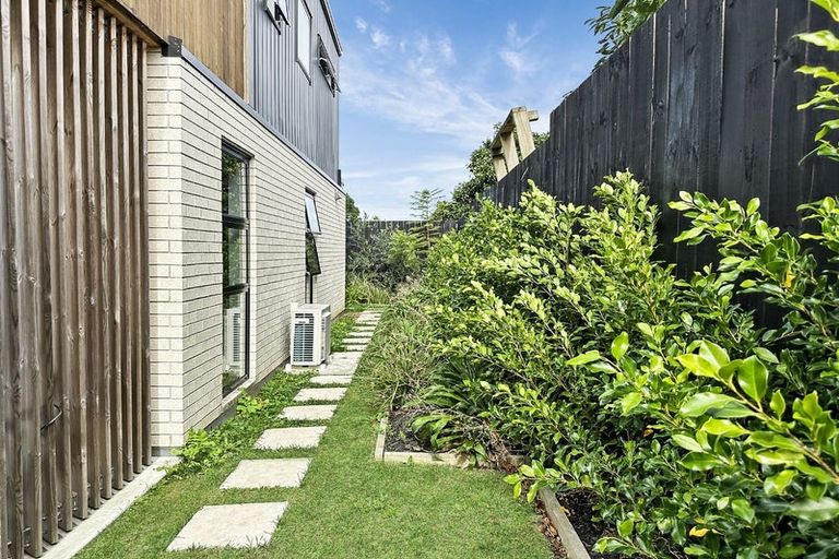 Photo of property in 7/89 Beach Road, Te Atatu Peninsula, 0610