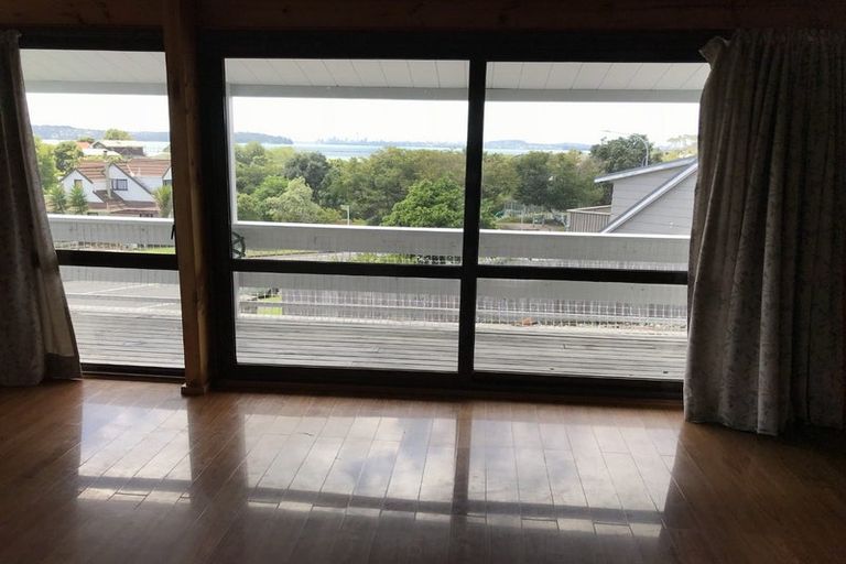 Photo of property in 31 Marina View Drive, West Harbour, Auckland, 0618