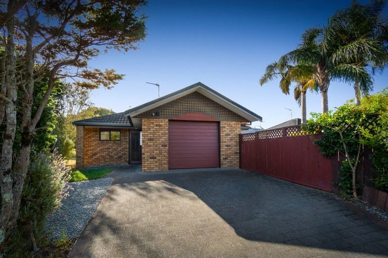 Photo of property in 26 Settlers Grove, Orewa, 0931