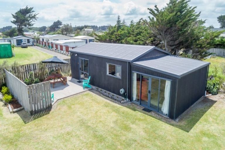 Photo of property in 16 Te Kiri Street, Himatangi Beach, Foxton, 4891