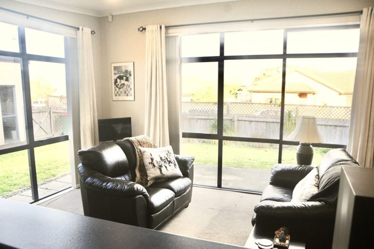 Photo of property in 8c Charlenne Close, Ranui, Auckland, 0612