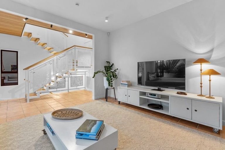 Photo of property in 14b Alfred Street, Northcote Point, Auckland, 0627