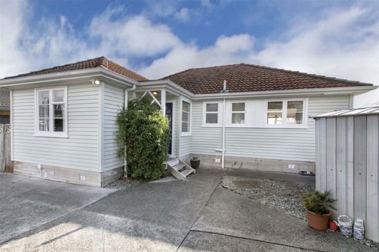 Photo of property in 1/10 Gladfield Lane, Te Atatu Peninsula, Auckland, 0610