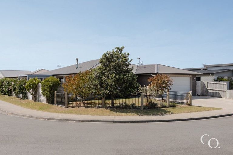 Photo of property in 31 Butterworth Crescent, Papamoa Beach, Papamoa, 3118