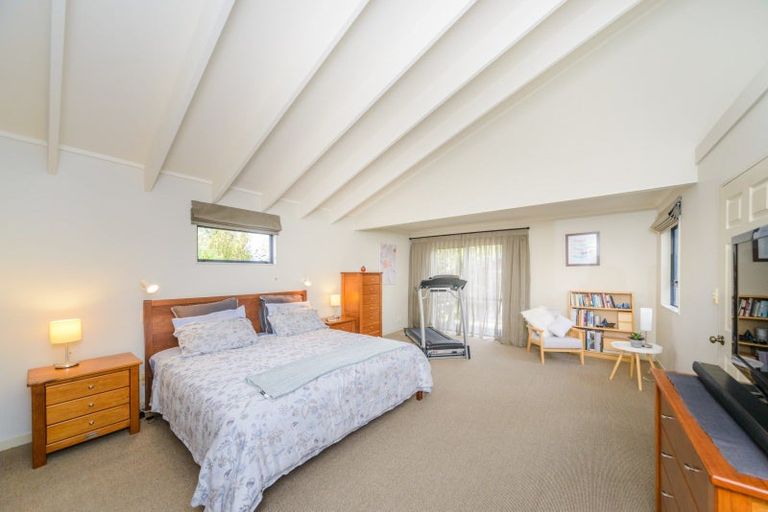 Photo of property in 100 Summerhill Drive, Fitzherbert, Palmerston North, 4410