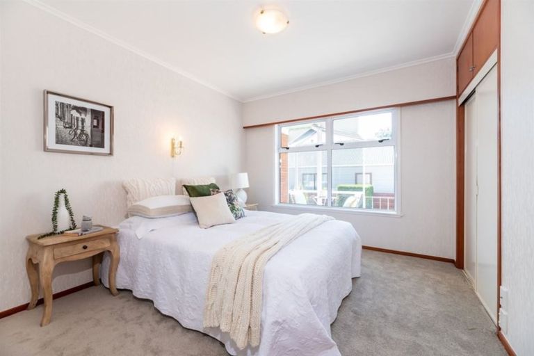Photo of property in 1/10 Shakespeare Road, Milford, Auckland, 0620