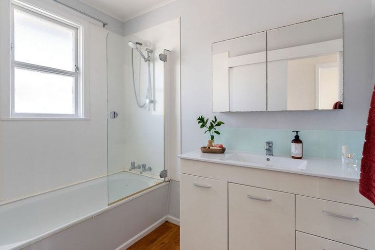 Photo of property in 4 Balmain Street, Newlands, Wellington, 6037