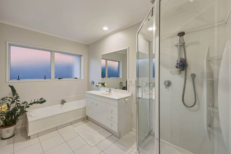 Photo of property in 22 Windfall Grove, Greenhithe, Auckland, 0632