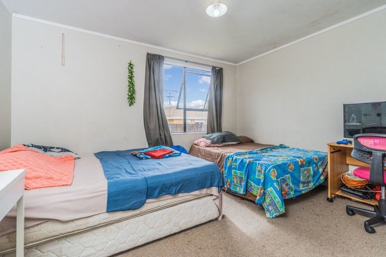 Photo of property in 2/5 Eulogy Place, Randwick Park, Auckland, 2105