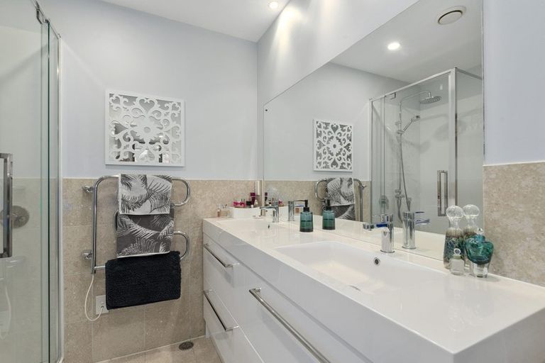 Photo of property in 2d/171 Hurstmere Road, Takapuna, Auckland, 0622