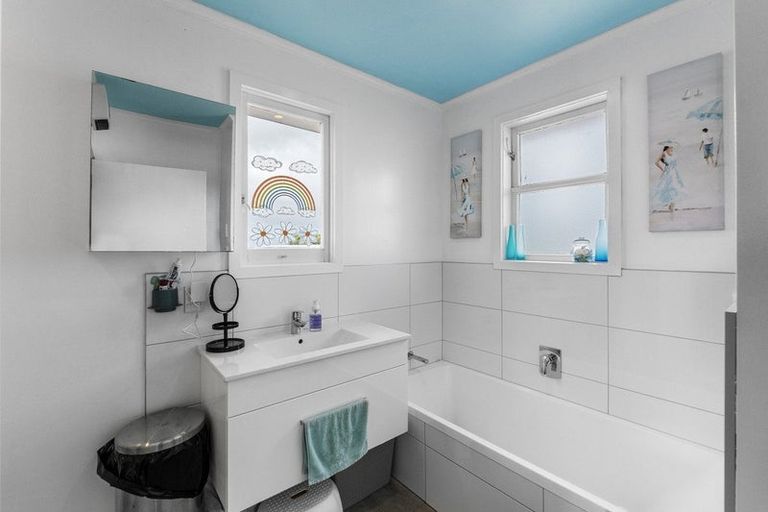 Photo of property in 184 Waimumu Road, Massey, Auckland, 0614