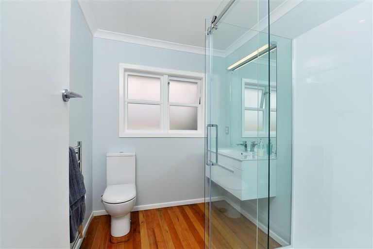 Photo of property in 2/284 East Coast Road, Forrest Hill, Auckland, 0620