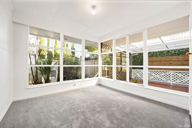 Photo of property in 1/51 Forrest Hill Road, Milford, Auckland, 0620