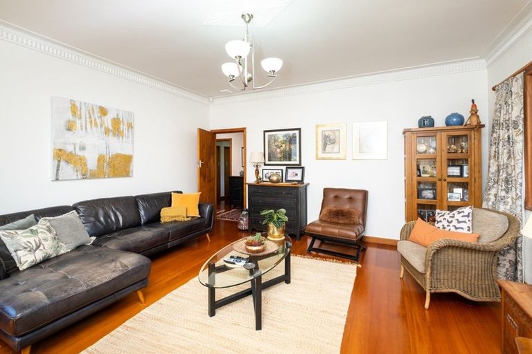 Photo of property in 61 Napier Terrace, Hospital Hill, Napier, 4110