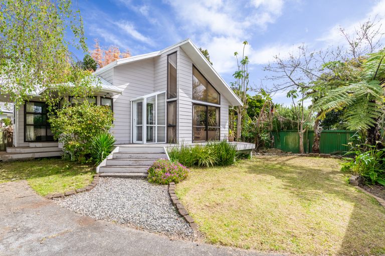 Photo of property in 26 Yeovil Road, Te Atatu Peninsula, Auckland, 0610
